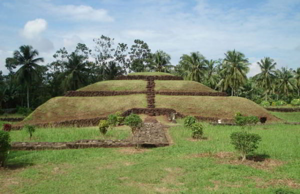 bangunan zaman megalitikum yang menjadi dasar pembangunan candi adalah - fungsi punden berundak