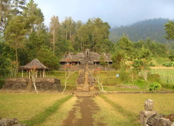 bangunan zaman megalitikum yang menjadi dasar pembangunan candi adalah - pengertian punden berundak