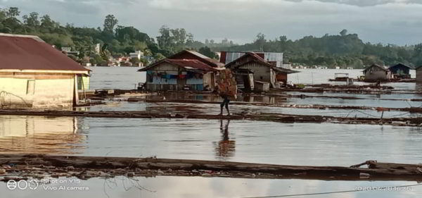 bagaimana bangunan rumah adat di daerah pinggiran sungai