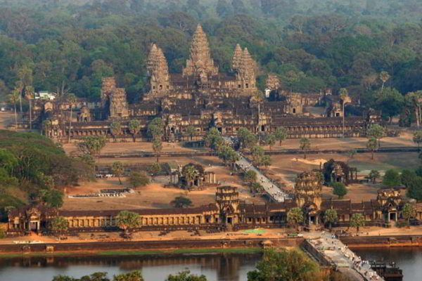 banner bangunan candi atau kuil angkor wat terdapat di negara